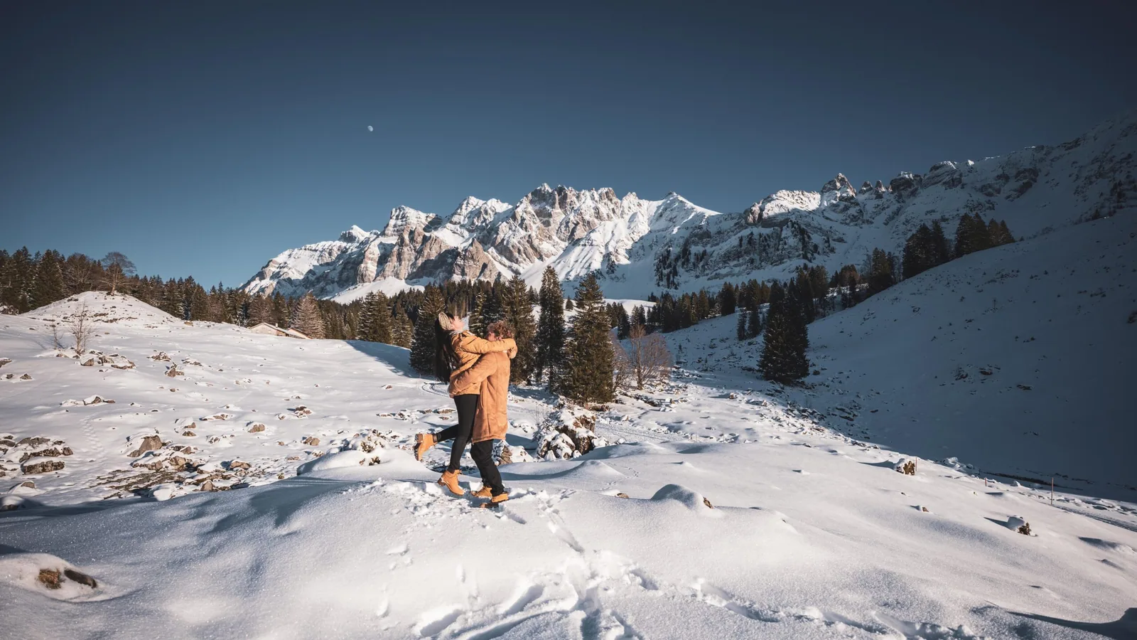 Paar bei einem Winter-Shooting in den Bergen