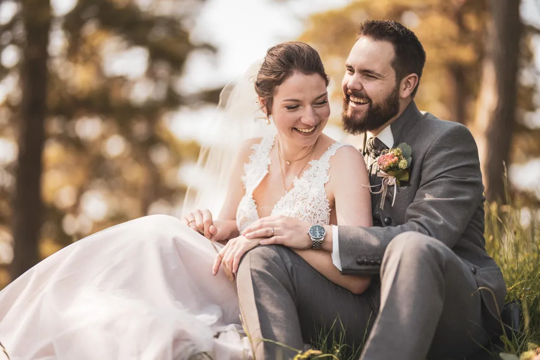 Lachendes Brautpaar bei der Hochzeit in der Ostschweiz