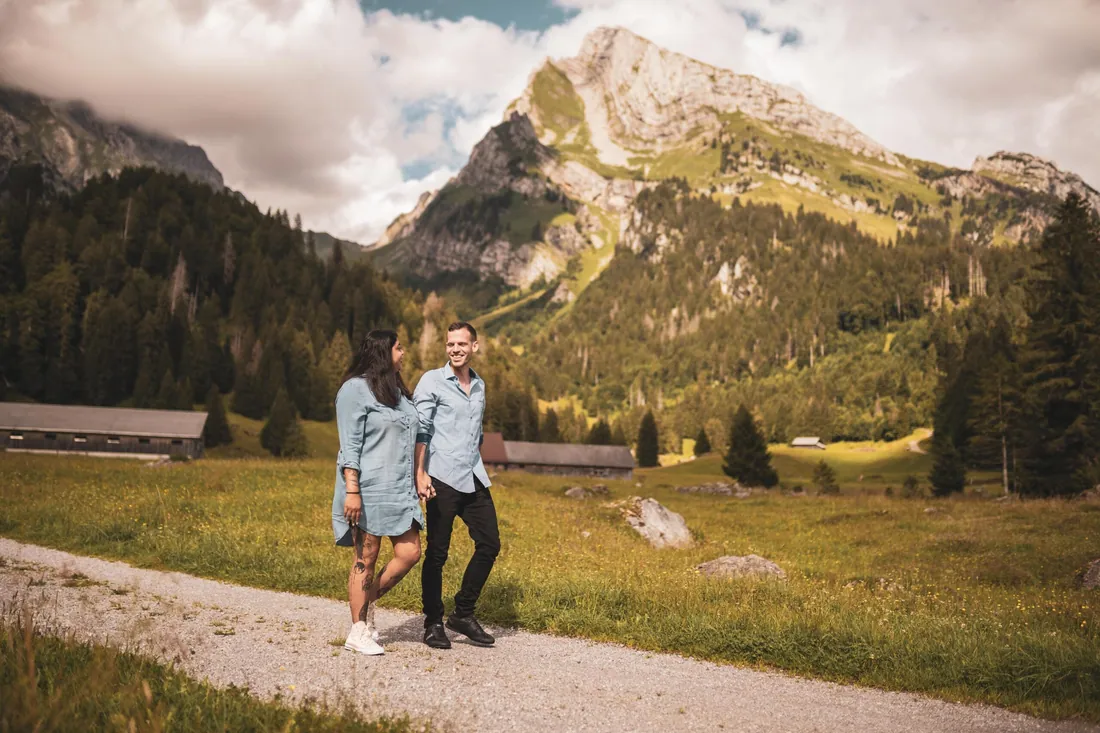 Paar in der Ostschweizer Bergkulisse